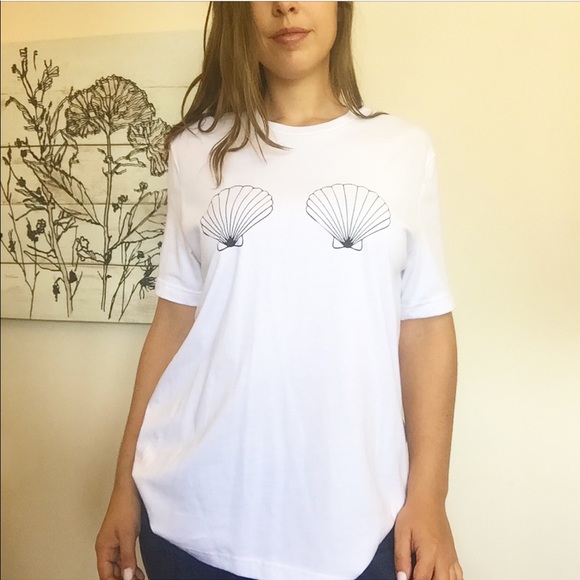 Bella + Canvas 'Seashells' Graphic Crew Neck Tee - Picture 5 of 8
